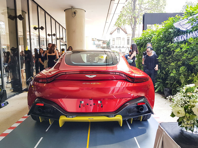 Phần sau của chiếc Aston Martin New Vantage gần 15 tỷ đồng.