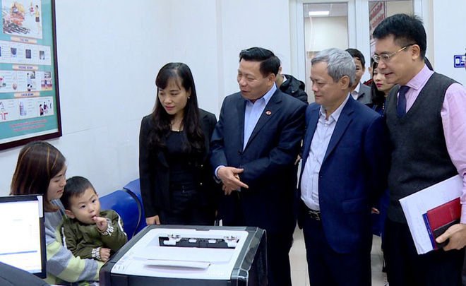 Lãnh đạo tỉnh Bắc Ninh thăm hỏi, động viên các gia đình có con nhỏ xét nghiệm sán lợn tại Viện Sốt rét - Ký sinh trùng - Côn trùng Trung ương.