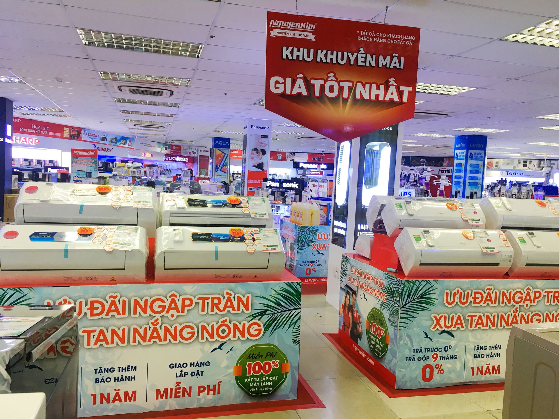 Nhiều khuyến mãi về giá thành và dịch vụ hậu mãi cho các sản phẩm máy lạnh ở Siêu thị điện máy Nguyễn Kim.
