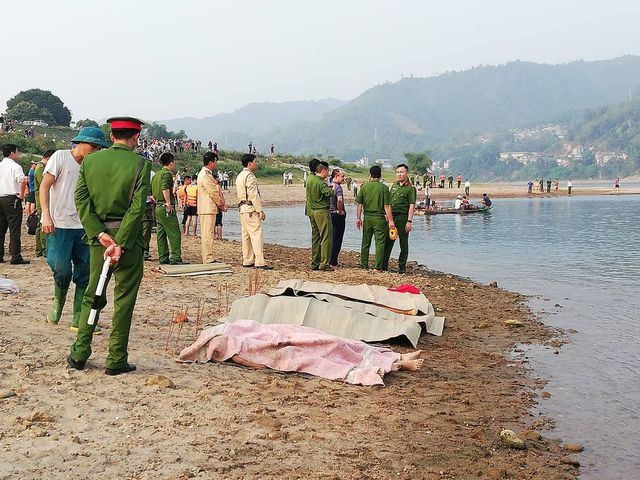  Hiện trường vụ 8 em học sinh chết đuối trên sông Đà ở Hòa Bình. Ảnh: DT.  