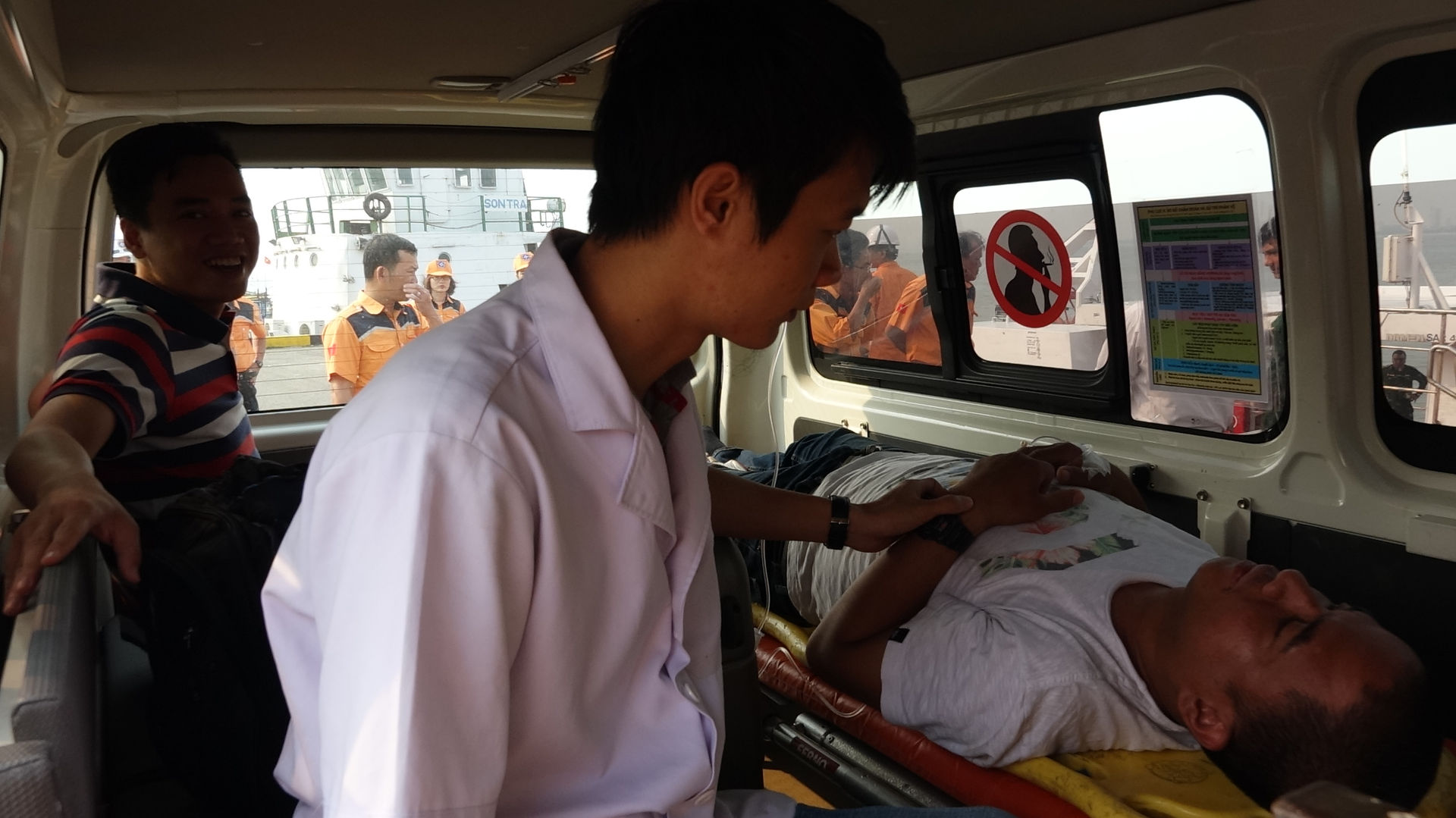 Thuyền viên người Philippines được đưa vào bờ cấp cứu.