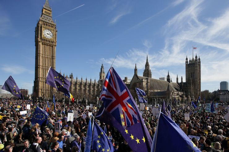 Những người biểu tình cầm cờ Anh và Liên minh EU tập trung trước Quảng trường Quốc hội sau một cuộc tuần hành chống Brexit vào ngày 25/3/2017.