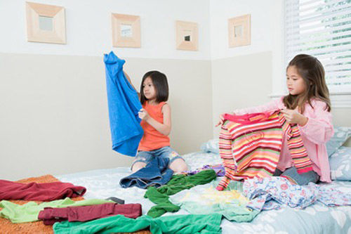 Giặt ủi, gấp quần áo là kỹ năng sống cơ bản cần dạy cho trẻ 