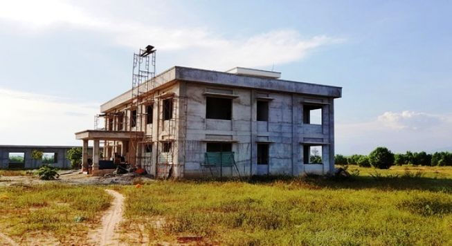   Dự án Nhà máy chế biến xỉ titan Bình Thuận của KSA đang thi công dang dở nhưng đã từ lâu không còn ai làm việc.  