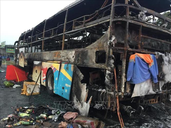 Xe khách giường nằm cháy trơ khung ở Bình Thuận