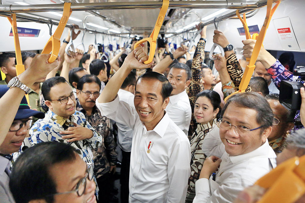 Tham dự lễ khai trương hệ thống tuyến số 1 có Tổng thống Indonesia Joko Widodo và các quan chức khác. 