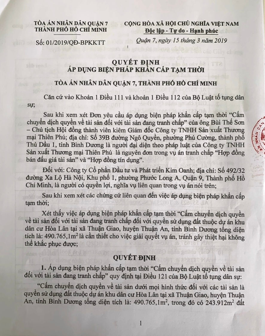 Tòa án quận 7 đã áp dụng biện pháp khẩn cấp tạm thời, cấm dịch chuyển quyền về tài sản là quyền sử dụng đất ở Khu dân cư Hòa Lân.