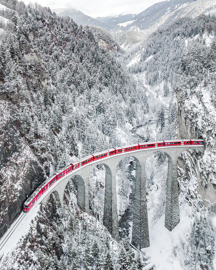 Tác phẩm “Đoàn tàu đỏ” của nhiếp ảnh gia Sebastianmzh chụp cảnh chuyến tàu chạy lượn qua cung đường quanh núi tuyết Landwasserviadukt, Thụy Sỹ. Đây là 1 trong 8 bức ảnh được nhiều bạn đọc bình chọn nhất.