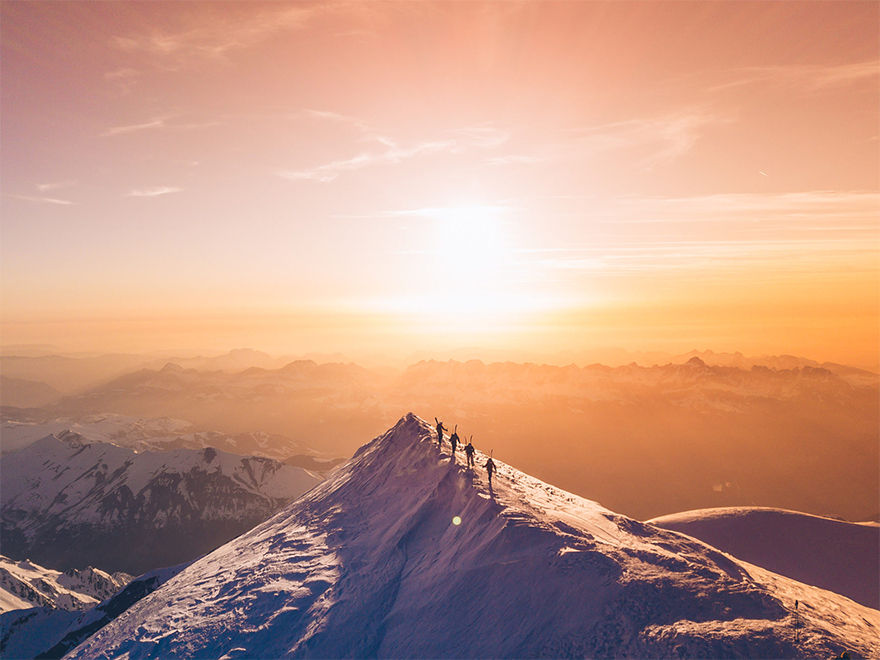 Một đội trượt tuyết vừa kịp lên đến đỉnh Mont Blanc để ngắm nhìn cảnh tượng hoàng hôn với ánh sáng 