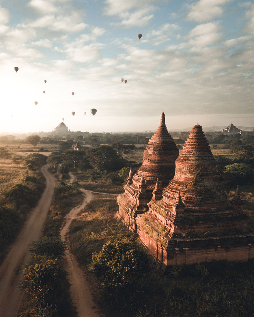 Nhiếp ảnh gia Witold Ziomek chụp khoảnh khắc bình minh trên vùng đất khảo cổ có nhiều đền chùa, tu viện ở Bagan, Myanmar đoạt giải nhì hạng mục Kiến trúc.