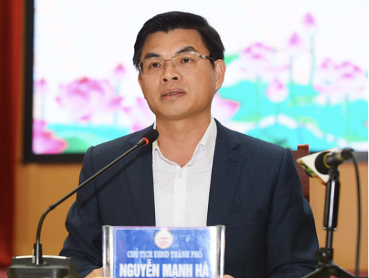 Ông Nguyễn Mạnh Hà, Chủ tịch UBND TP Uông Bí – người chủ trì buổi họp báo.