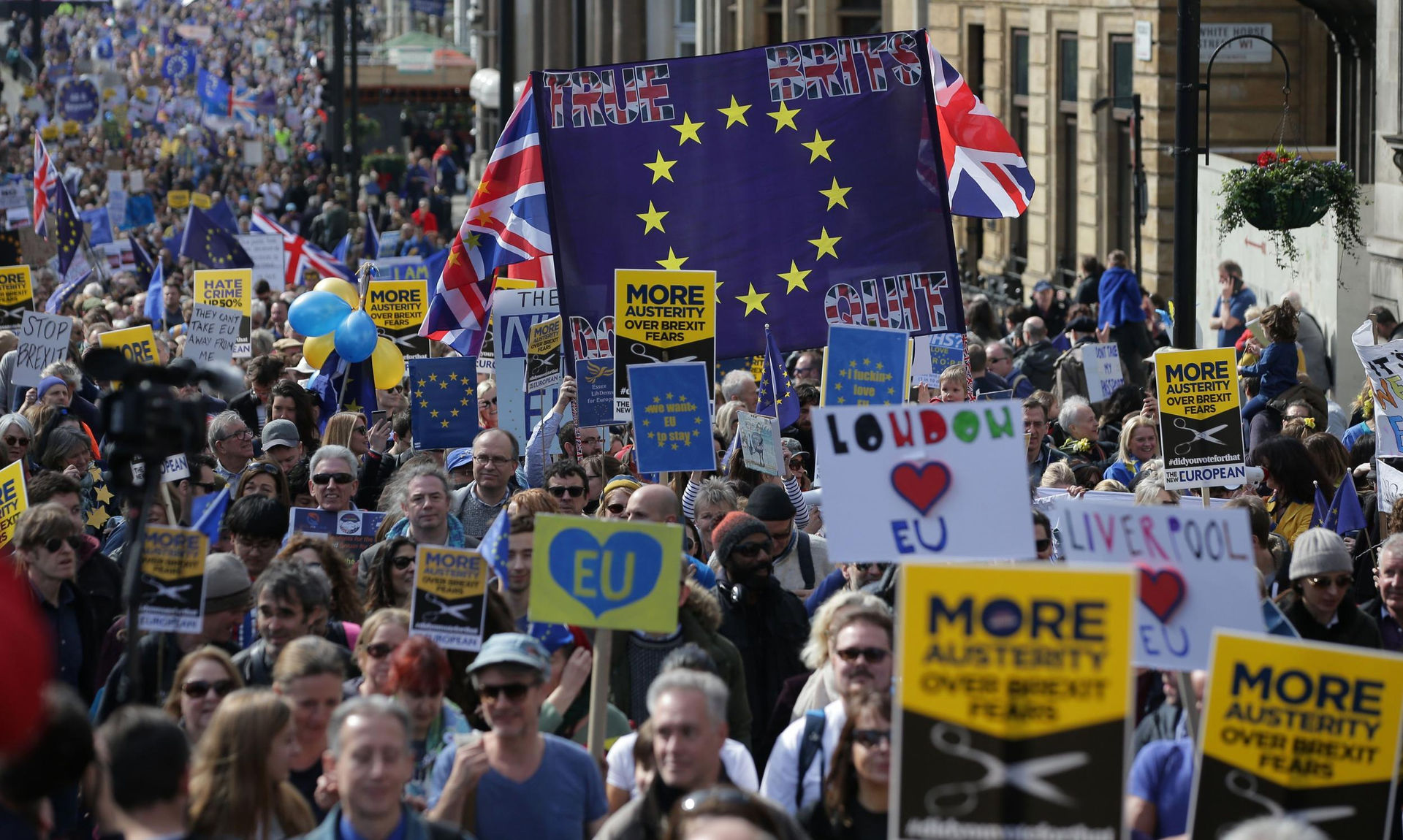 Thủ tướng Anh Theresa May thừa nhận bà đã hết thời gian, nhưng châu Âu nên từ chối gia hạn Brexit, vì sao?