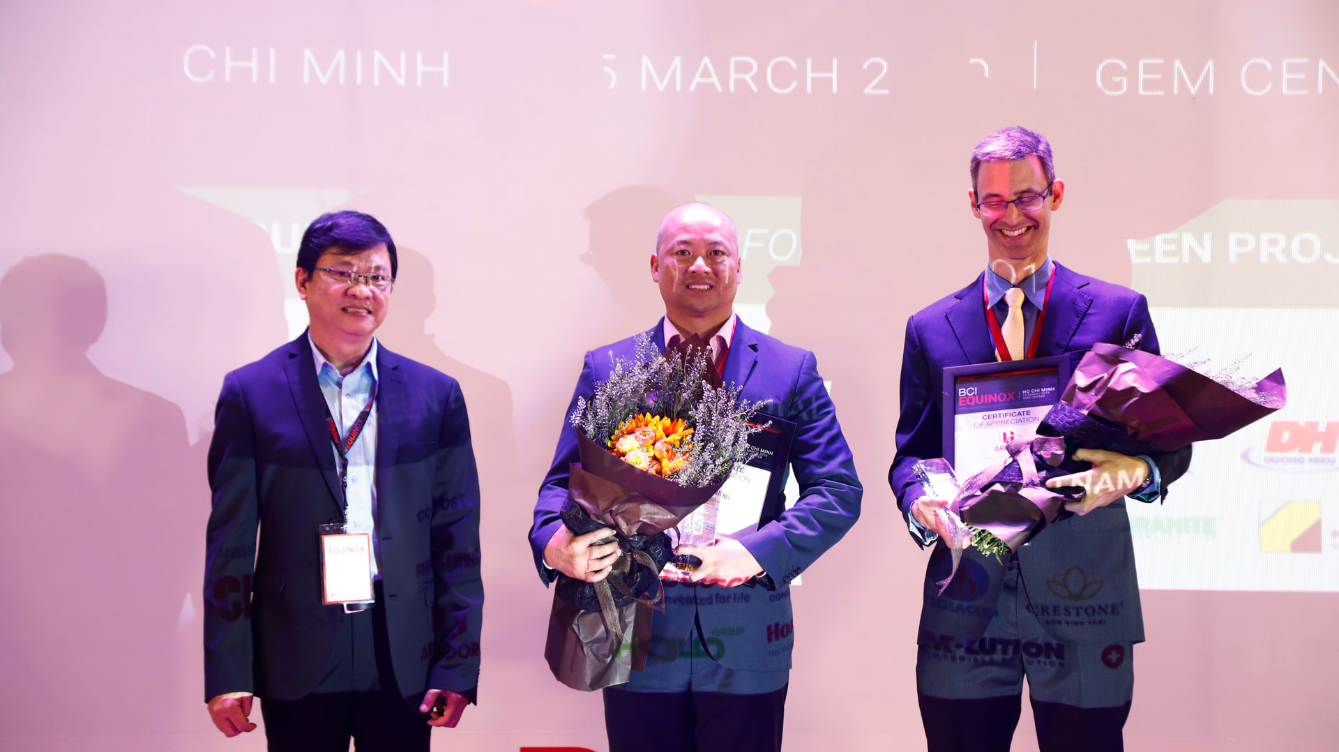 Ông David Việt Trần – Thành viên HĐQT Phuc Khang Corporation nhận kỷ niệm chương BCI Equinox 2019 (đứng giữa)
