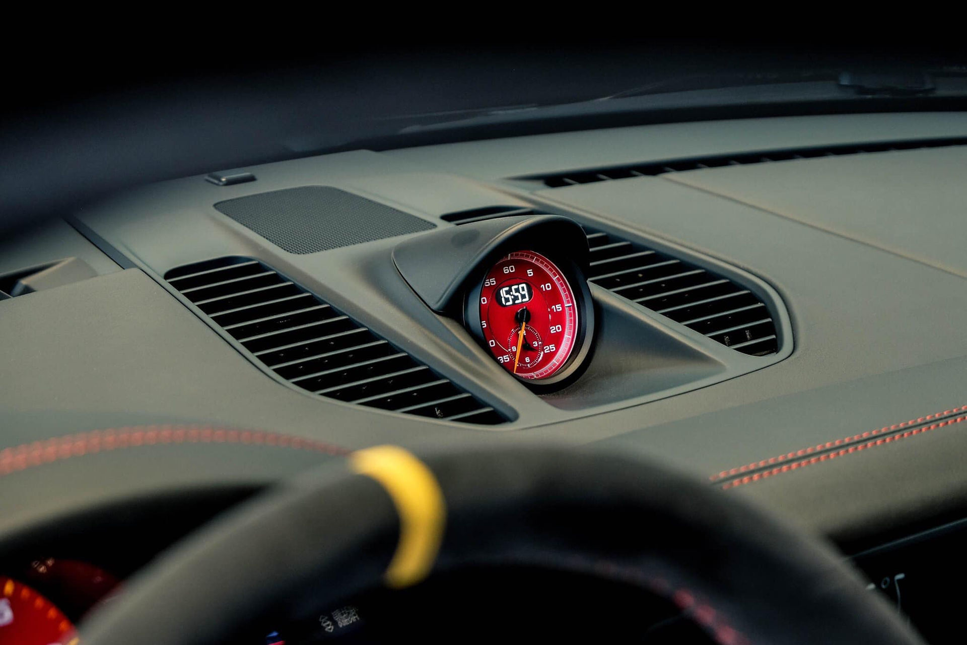 Đồng hồ trung tâm với tông màu đỏ tạo điểm nhấn. Các chức năng Connect Plus và ứng dụng chỉ số đường đua của Porsche (Porsche Track Precision) trang bị tiêu chuẩn, cho phép ghi lại chi tiết, hiển thị và phân tích dữ liệu lái xe trên điện thoại thông minh.