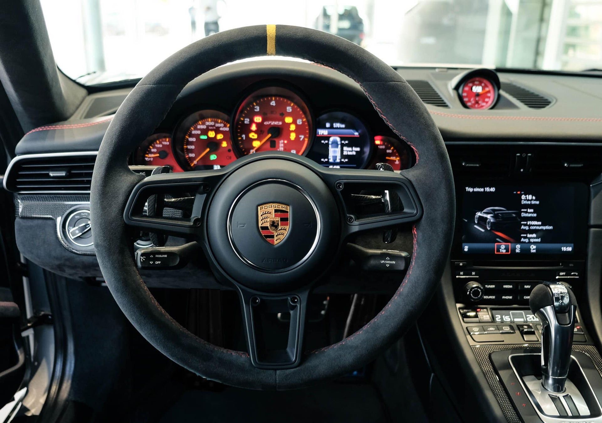 Bên trong, khoang ca-bin của 911 GT2 RS được bọc da màu đen, da Alcantara màu đỏ và vật liệu carbon - tạo nên không gian lái đậm chất thể thao. Vô-lăng của 911 GT2 RS được bọc da, tích hợp lẫy chuyển số. 