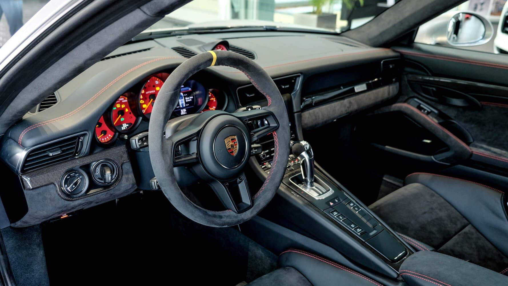 911 GT2 RS sử dụng hệ dẫn động cầu sau giúp xe đạt tốc độ tối đa là 340 km/h. Trang bị công nghệ truyền động gần với xe đua, ngoài ra, GT2 RS có hệ thống quản lý liên lạc của Porsche (PCM) là trung tâm kiểm soát âm thanh, định vị và thông tin. 