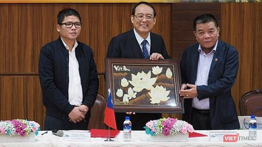   Ông Trần Duy Tùng (trái) và ông Trần Bắc Hà (phải) trong một sự kiện chung với đối tác nước ngoài. Ảnh Internet  