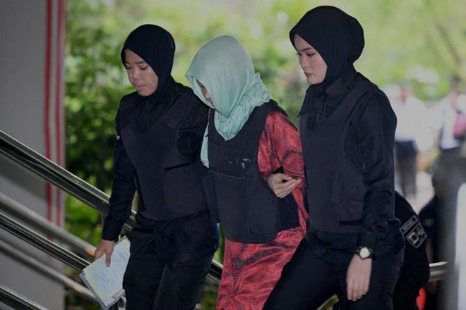 Đoàn Thị Hương được đưa tới tòa vào sáng 1/4. Ảnh: AFP.