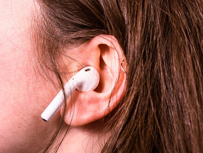 Đánh giá tai nghe không dây AirPods của Apple và Galaxy Buds của Samsung