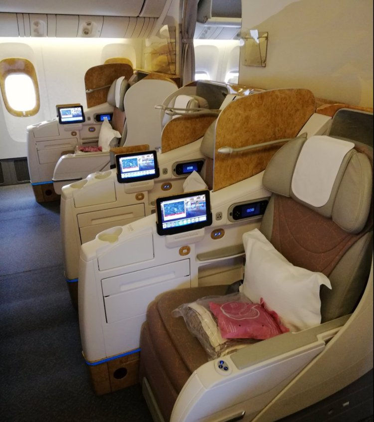   Emirates Airlines là hãng hàng không lớn nhất khu vực Trung Đông, hãng bay hoạt động rất mạnh với gần 3.400 chuyến bay mỗi tuần. Trụ sở chính của hãng được đặt tại sân bay quốc tế Dubai. Mạng lưới bay đến hơn 142 thành phố và 78 quốc gia trên Châu Âu. Châu Mỹ, Trung Đông, Châu Phi, Ấn Độ và khu vực Châu Á Thái Bình Dương.  