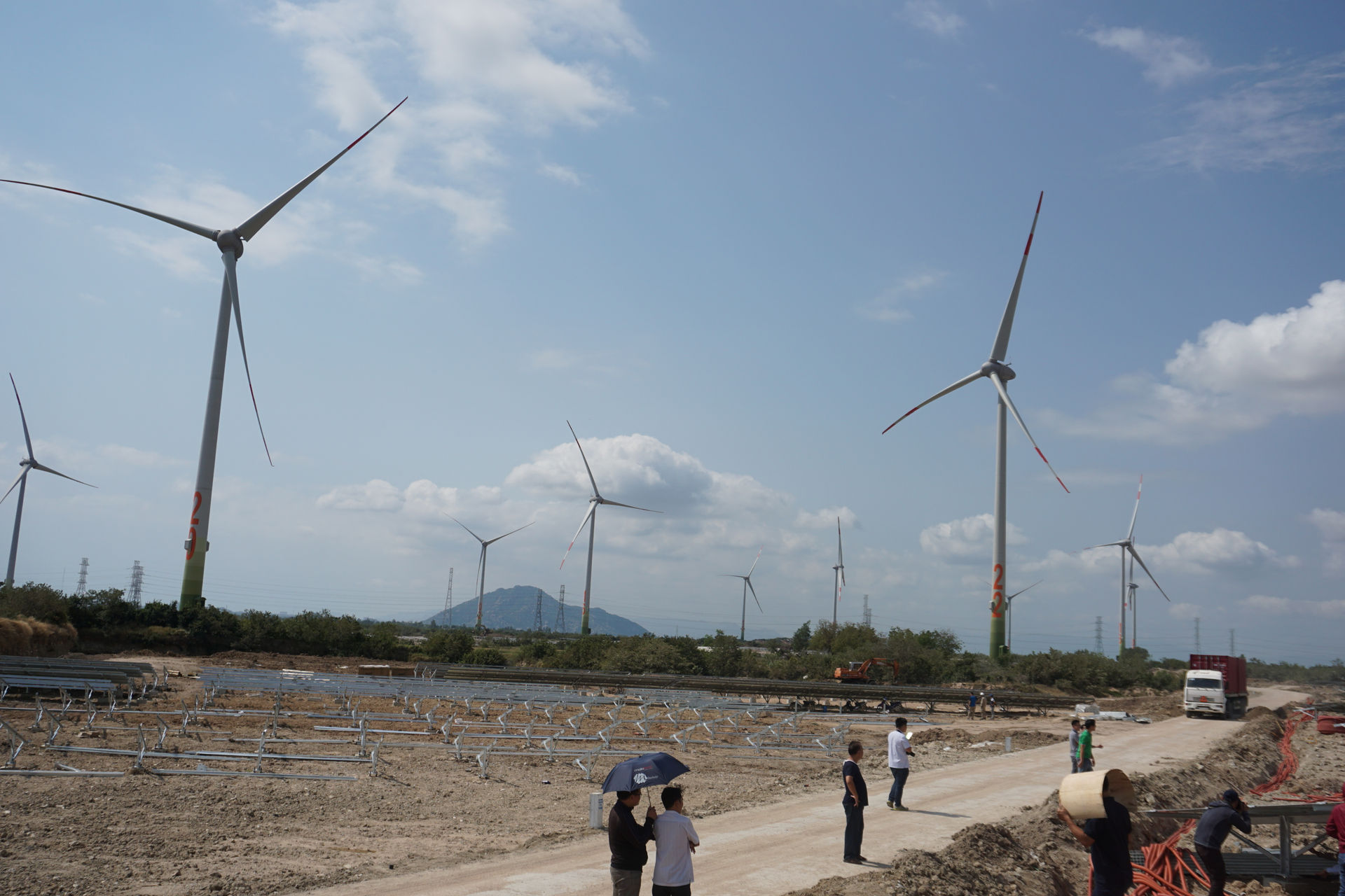 Cận cảnh 'cánh đồng' điện mặt trời, điện gió ở Ninh Thuận 