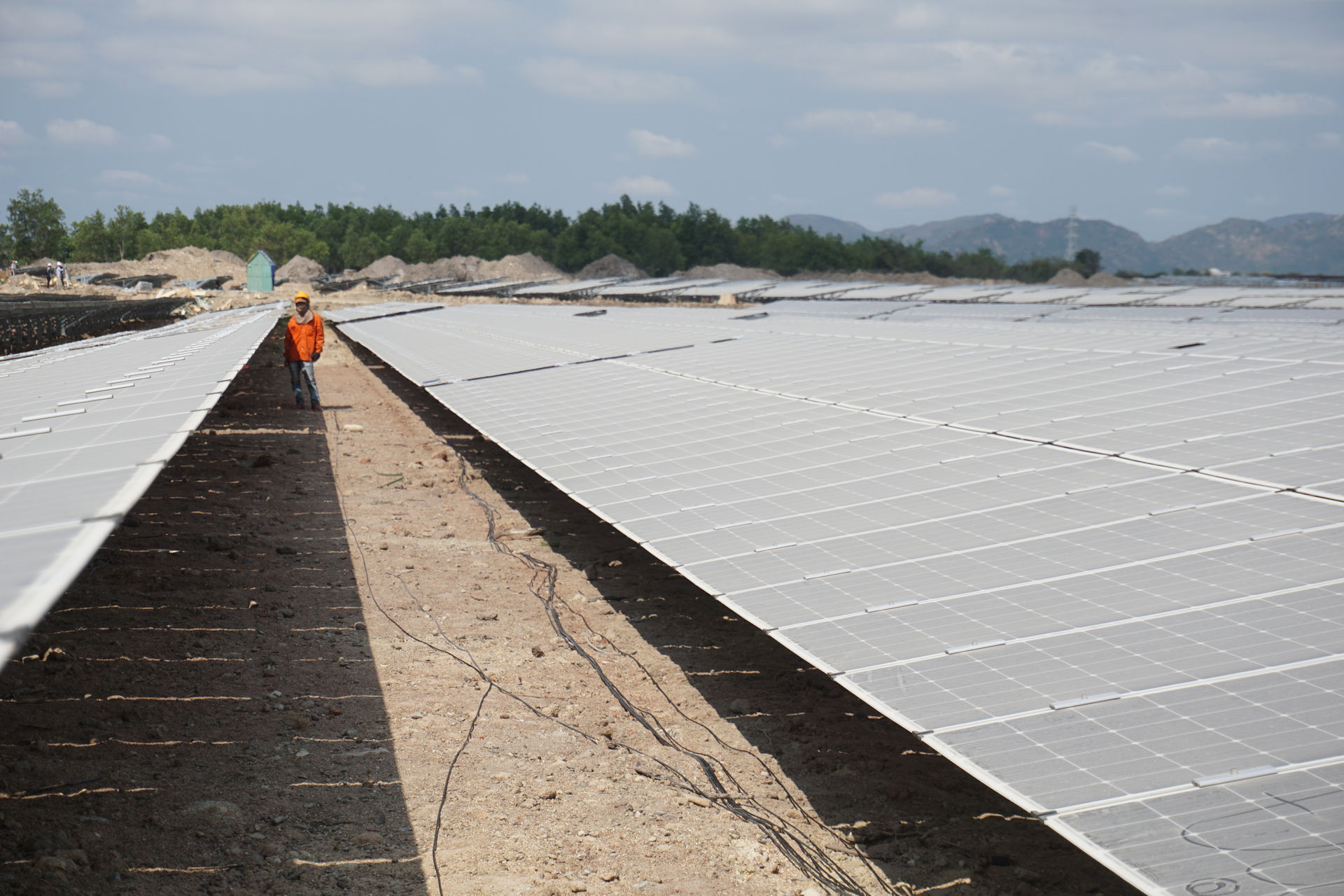 Dự án có quy mô khổng lồ với hơn 705.000 tấm pin mặt trời được bố trí trên 7.800 hệ thống giá đỡ. Ước tính tổng khối lượng thiết bị điện lắp đặt cho dự án là hơn 60.000 tấn.