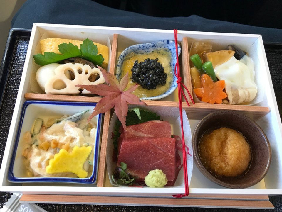 Các suất ăn trên máy bay Japan Airlines đều được đảm bảo vệ sinh an toàn thực phẩm, sản xuất theo đúng quy trình và theo tiêu chuẩn quốc tế.  