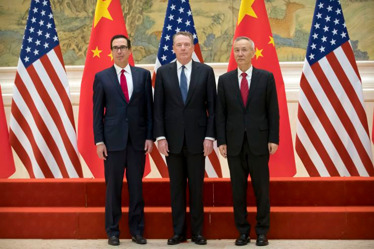Bộ trưởng Tài chính Mỹ Steven Mnuchin, Đại diện Thương mại Mỹ Robert Lighthizer và Phó Thủ tướng Trung Quốc Liu He chụp ảnh chung tại Nhà khách Nhà nước Diaoyutai ở Bắc Kinh vào ngày 15/2/2019.