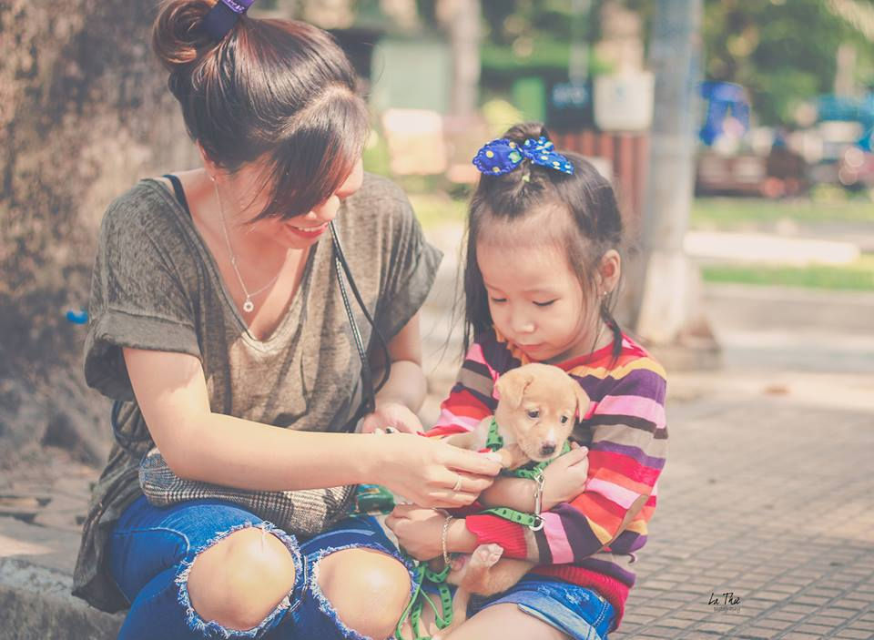 Các bé nhỏ nên cản thận khi chơi cùng thú cưng - Ảnh minh họa