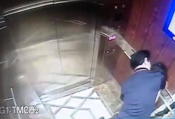   Ảnh cắt từ clip cảnh trong thang máy.  