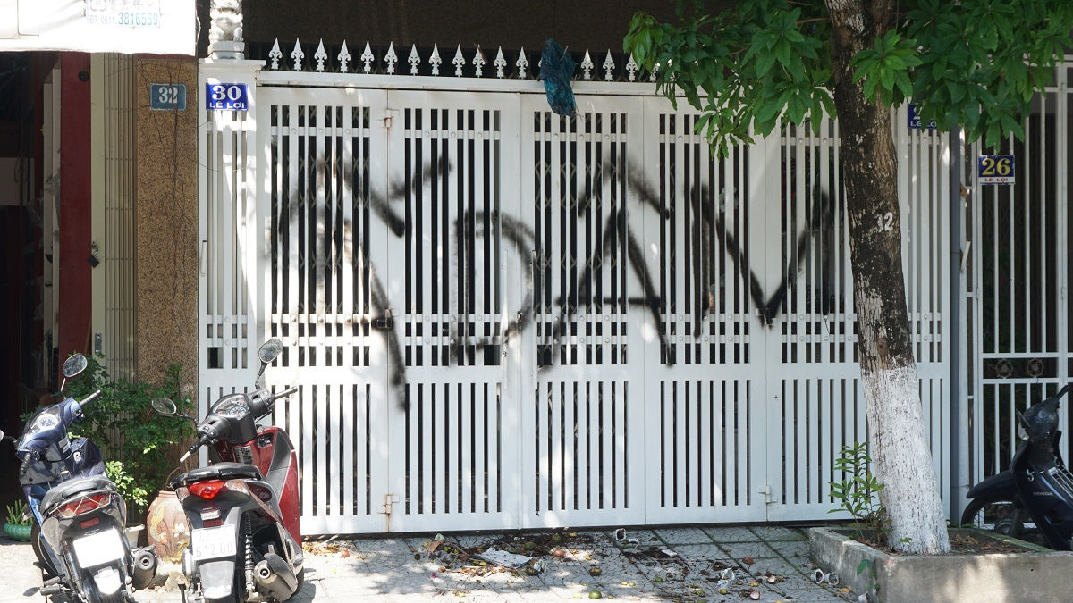 Hàng rào nhà ông Linh bị xịt sơn và ném chất bẩn.