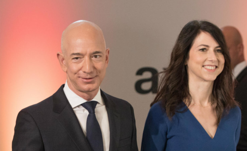 Ông chủ Amazon - Jeff Bezos và vợ - MacKenzie Bezos. Ảnh: DPA.