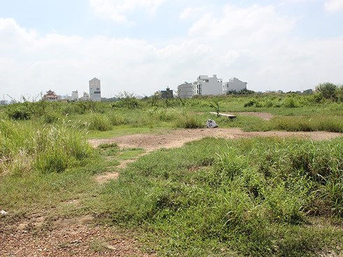   Bãi đất trống nằm trong quy hoạch Đại học Quốc gia TP.HCM bị hai doanh nghiệp phân lô bán nền.  