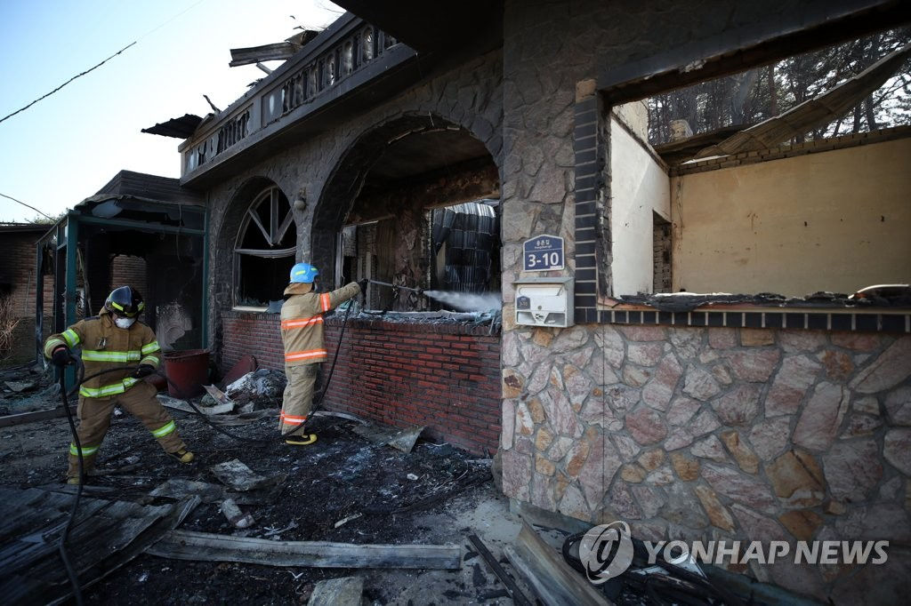 Đội cứu hỏa Hàn Quốc đang dập tắt các đám lửa còn cháy âm ỉ dưới các đống đổ nát của một căn nhà ở Goseong ngày 5/4.