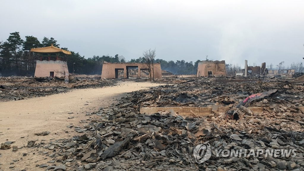 Một điểm di tích lịch sử thu hút khách du lịch ở Sokcho, tỉnh Gangwon đã bị tàn phá bởi ngọn lửa hung tàn.