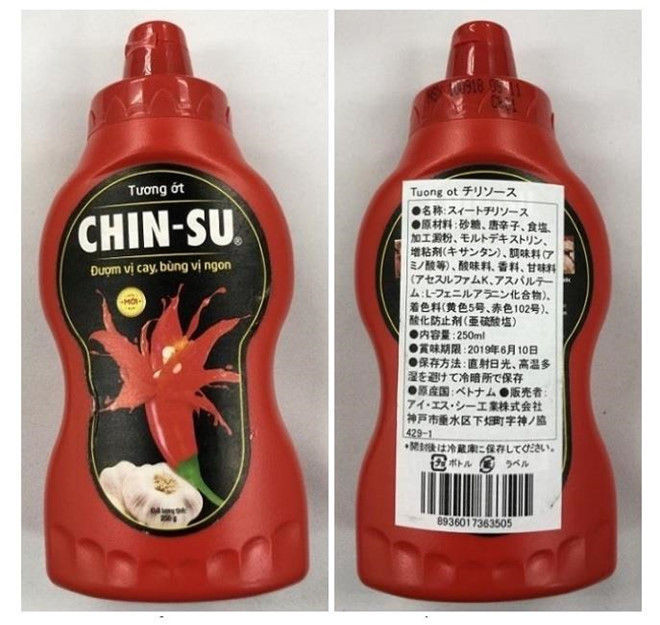 Những chai tương ớt hiệu Chinsu của Masan bị chính quyền thành phố Osaka, Nhật Bản yêu cầu thu hồi vì có chứa chất không được sử dụng tại nước này. Ảnh: OsakaCity.