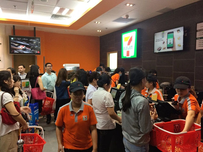  Người Việt Nam bắt đầu quen với việc mua sắm ở các cửa hàng tiện lợi (ảnh: Nikkei)