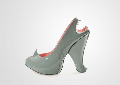 Đôi giày có hình dáng cá mập
