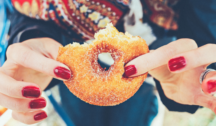 Ăn nhiều đường (như bánh ngọt, nước ngọt) có thể dẫn đến tăng cân, nhiều bệnh mạn tính 