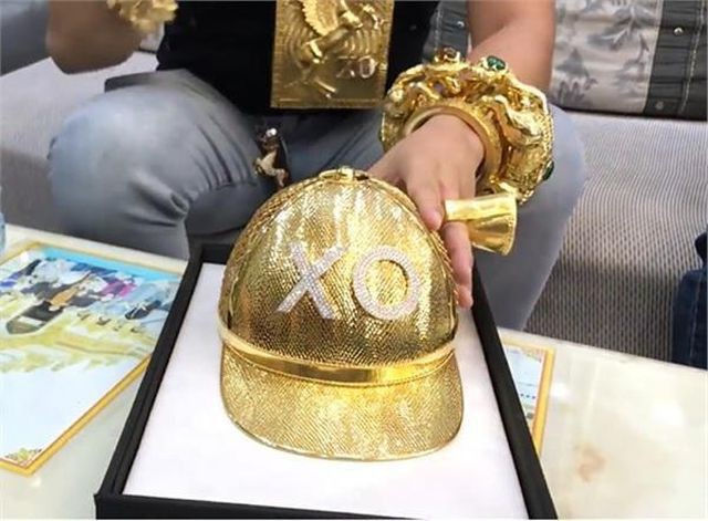 Chiếc mũ vàng mới tậu trị giá 1,8 tỷ đồng của Phúc XO.