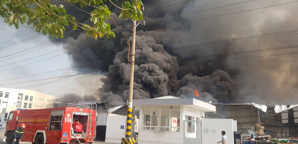 Cháy dữ dội trong khu công nghiệp Sóng Thần, khói cuộn cả chục mét  
