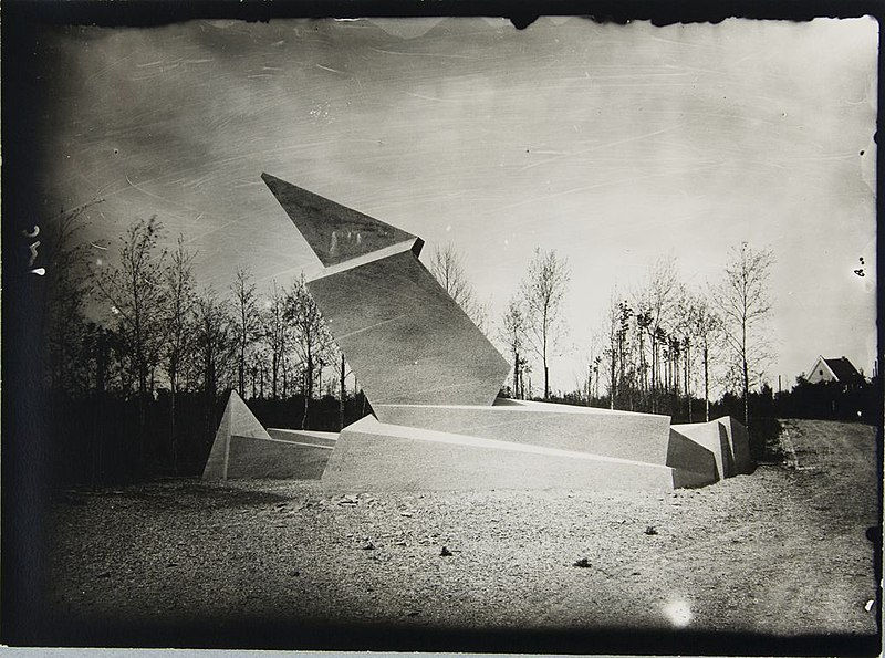 Monument to the March Dead, tác phẩm kiến trúc thuộc trường phái Biểu hiện của Walter Gropius.