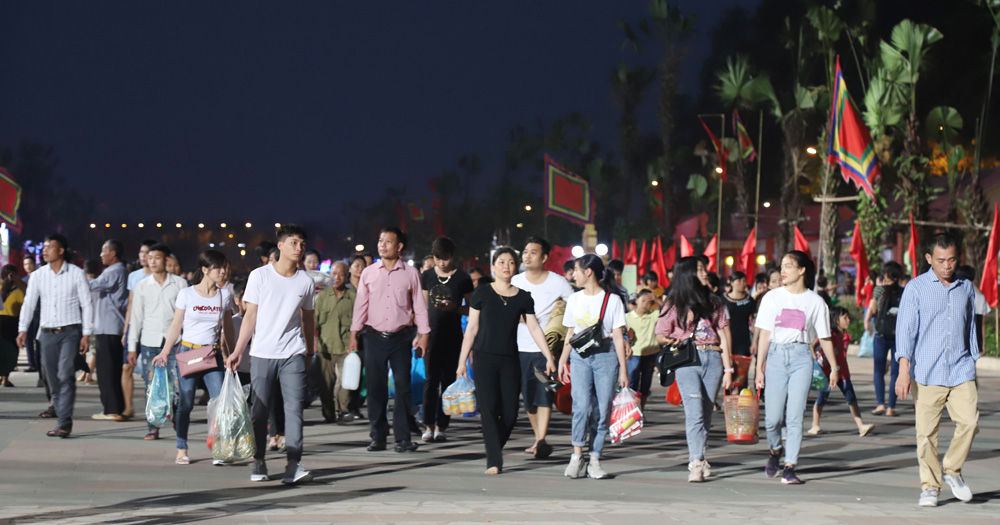 Hàng vạn du khách trẩy hội Đền Hùng năm 2019
