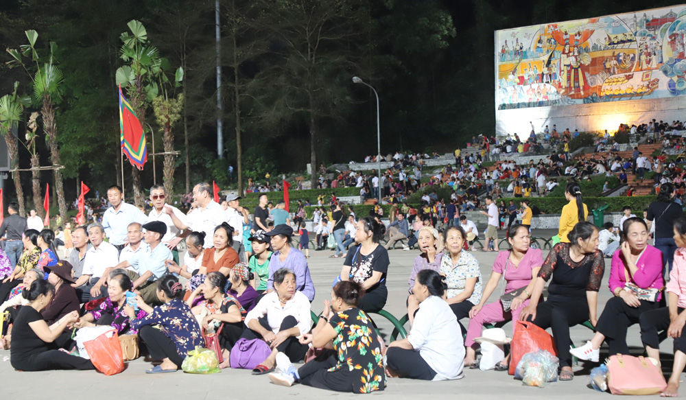 Hàng nghìn người dân có mặt tại Quảng trường Hùng Vương (Việt Trì - Phú Thọ) tham dự lễ khai mạc.