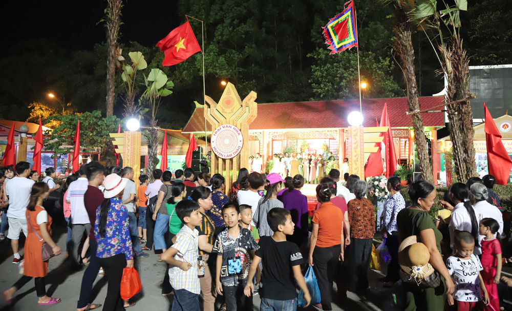 Hàng vạn du khách trẩy hội Đền Hùng năm 2019
