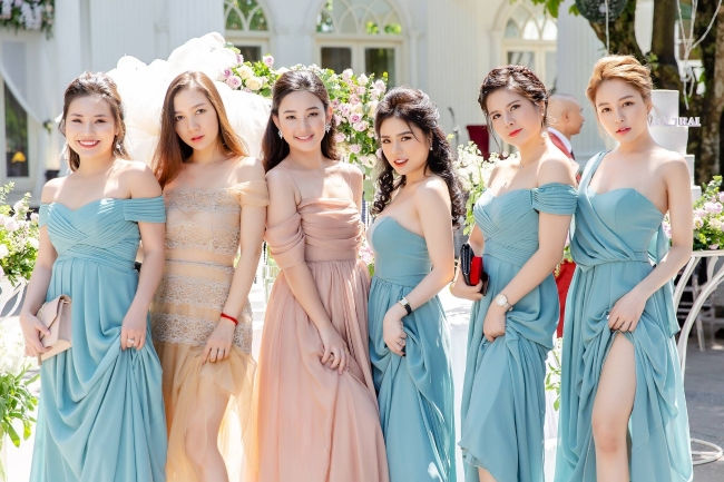   Trâm Anh vén váy gây chú ý trong dàn phù dâu xinh đẹp cuối tháng 9.2018.  
