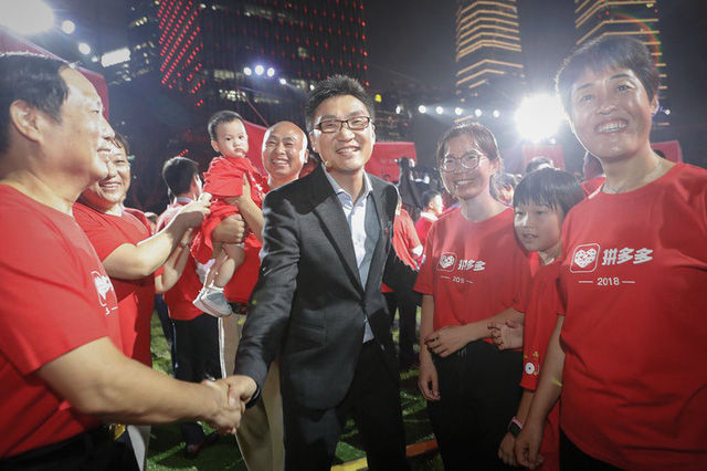   Coling Huang, (đứng giữa) nhà sáng lập và CEO Pinduoduo, tỷ phú tự thân giàu thứ hai trên thế giới trong độ tuổi U40.  