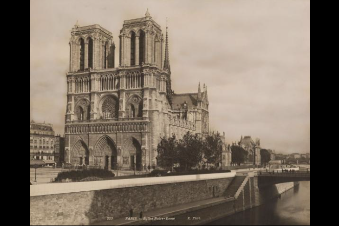 Nằm bên bờ sông Seine, Nhà thờ Đức Bà (bức ảnh năm 1920) đã là một biểu tượng của Paris trong nhiều thế kỷ.