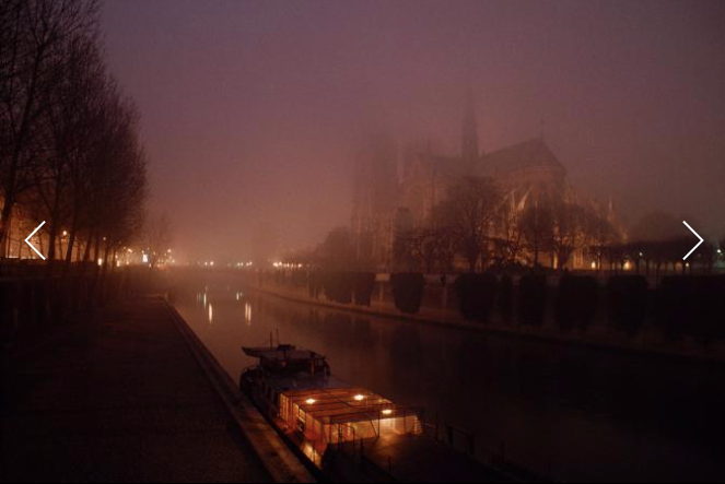 Một cảnh đêm từ những năm 1980 cho thấy nhà thờ đổ bóng từ bên kia sông Seine.