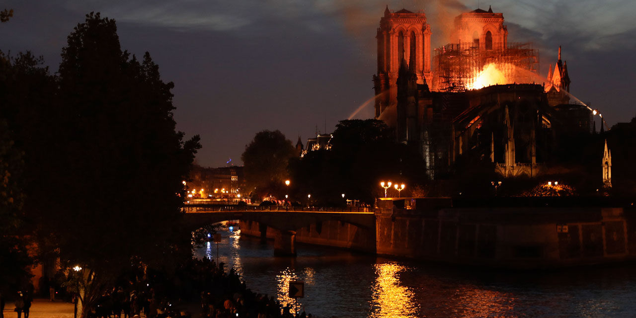 Cùng với Tháp Eiffel, Nhà thờ Đức Bà Paris là một trong những địa danh nổi tiếng nhất của Pháp. Nhà thờ Đức Bà Paris cũng là một biểu tượng, niềm tự hào của người dân Pháp. (Nguồn: Globalnews)